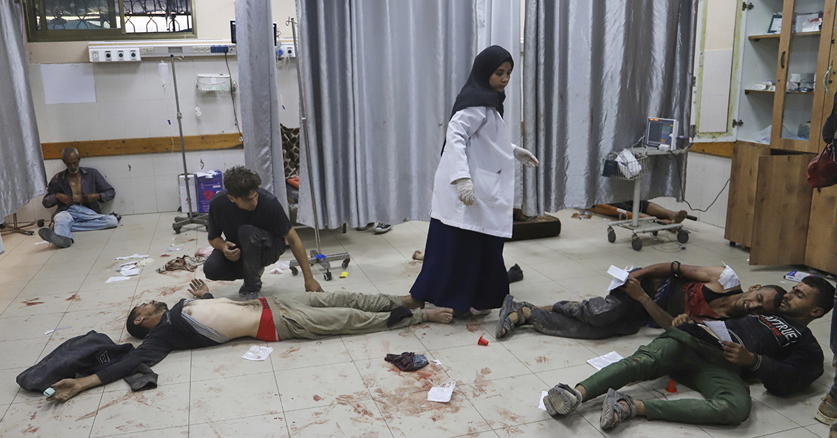 Fem skadade män och en kvinna (läkare?) på en akutmottagning i Gaza.
