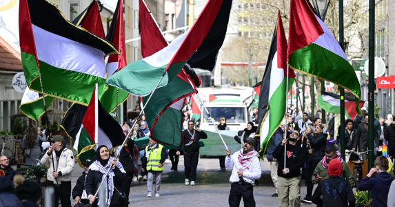 Demonstration med palestinska flaggor.