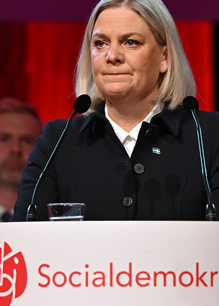 En kvinna i en talarstol.