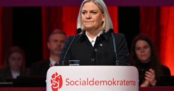 En kvinna i en talarstol.