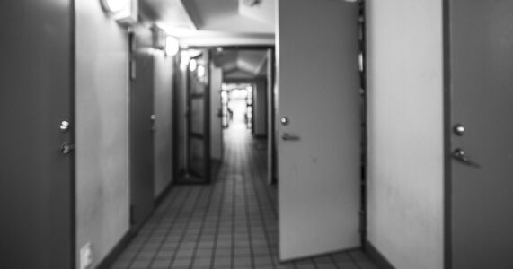 En korridor med många dörrar.
