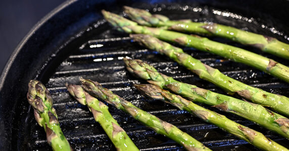 Sparris på en grill.