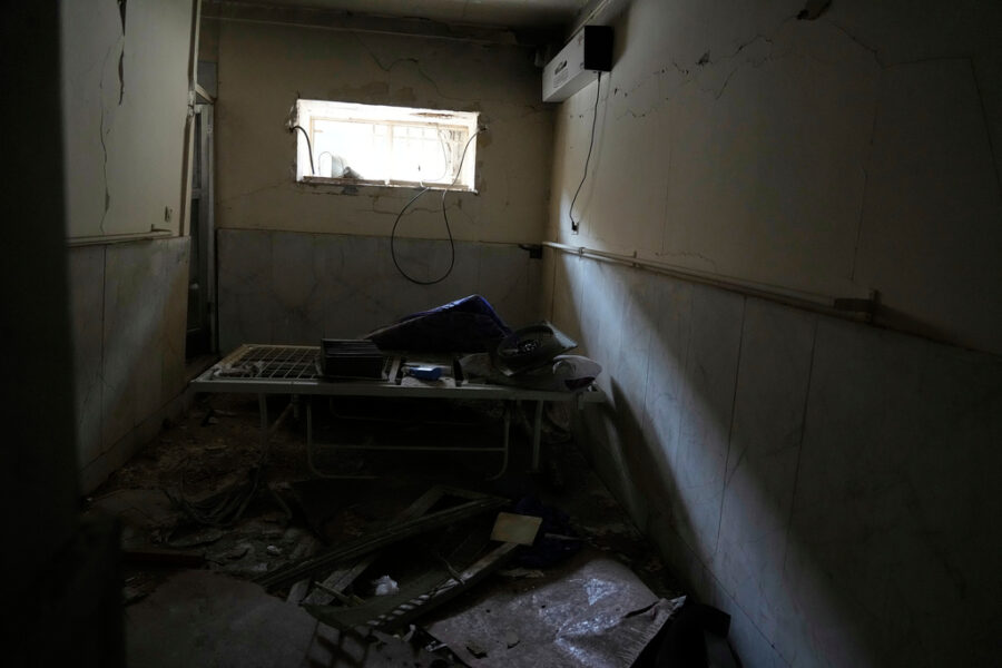 Den medicinska kliniken i Evinfängelset i Teheran skadades allvarligt vid den israeliska attacken den 29 juni 2025, enligt Amnesty International.