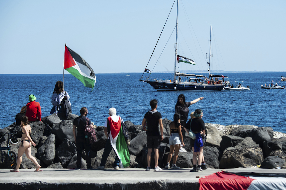 Båt med palestinaflaggor