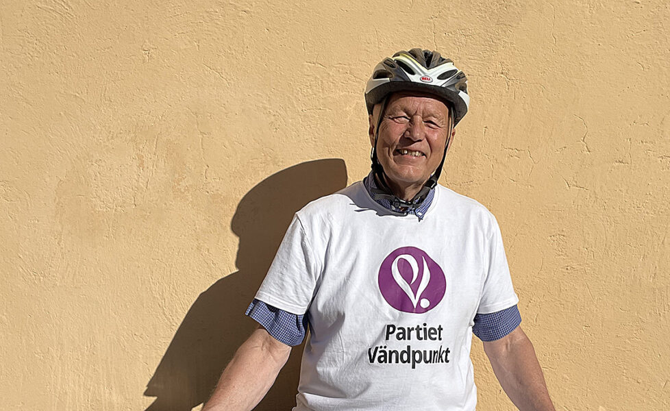 Gunnar Brundin, talesperson för Partiet Vändpunkt, cyklar till sina seminarier i Almedalen och tar hellre trapporna än hissen.