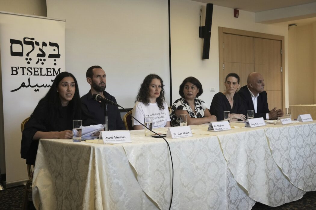 Representanter från två israeliska organisationer under en presskonferens.