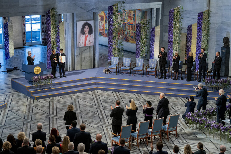 Kiana Rahmani tog emot Nobels fredspris å sin mor Narges Mohammadis vägnar, som fängslats av den iranska regimen för sin kamp för kvinnors rättigheter.
