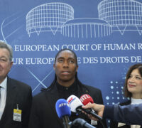 Sydafrikas Caster Semenya, i mitten, svarar på frågor från journalister tillsammans med sina advokater Gregory Nott, till vänster, och Shona Jolly KC efter att ha vunnit en delseger i Europadomstolen i sin sju år långa rättsliga kamp mot friidrottens regler för könsbestämning