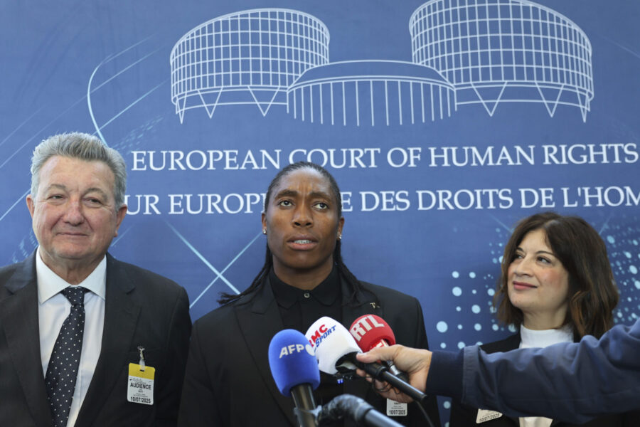 Sydafrikas Caster Semenya, i mitten, svarar på frågor från journalister tillsammans med sina advokater Gregory Nott, till vänster, och Shona Jolly KC efter att ha vunnit en delseger i Europadomstolen i sin sju år långa rättsliga kamp mot friidrottens regler för könsbestämning