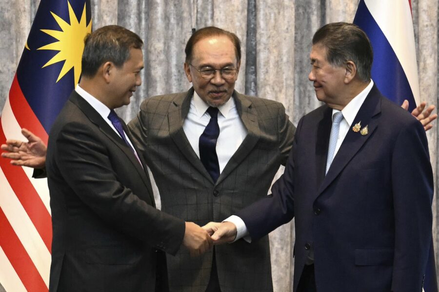 Kambodjas premiärminister Hun Manet, Thailand&#039;s premiärminister Phumtham Wechayachai, skakar hand med Malaysias premiärminister Anwar Ibrahim i mitten.