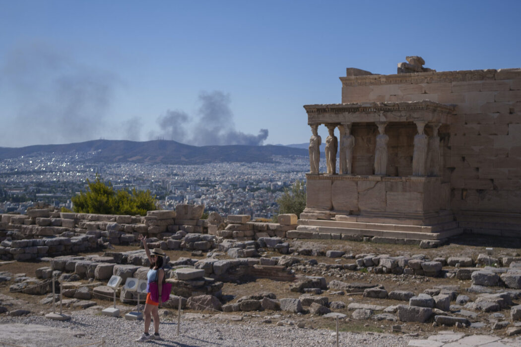 En kvinna vid Akropolis.