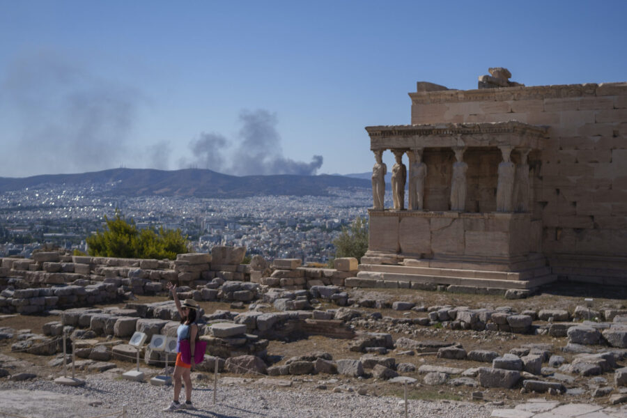 En kvinna vid Akropolis.