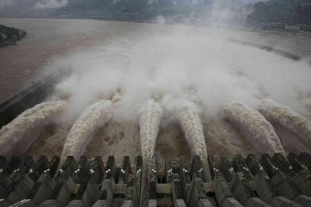 Vatten forsar genom ett vattenkraftverk i Kina.