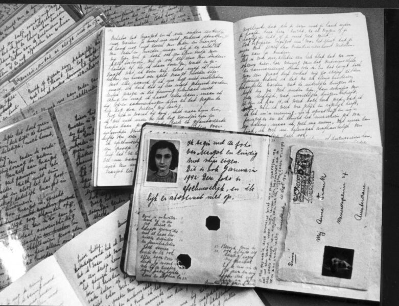 Anne Franks dagboksanteckningar med en bild på Anne Frank.