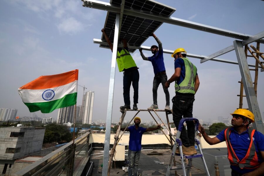 Solpaneler i Indien producerar mer än någonsin, men nätproblem hindrar att all el når användarna.