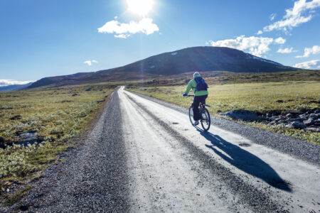 Cyklist på grusväg.