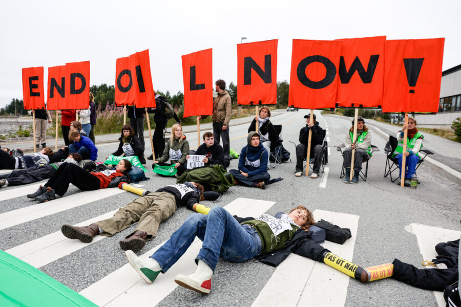 Aktivister från Extinction Rebellion blockerar huvudingången till Equinors oljeraffinaderi på Mongstad.