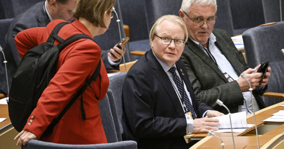 Peter Hultqvist (S) i sin bänk i riksdagen.