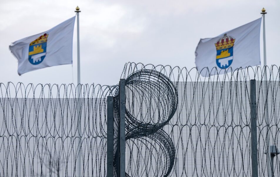 8 206 personer satt i svenska fängelser 2024 vilket motsvarar cirka 0,08 procent av den befolkningen.