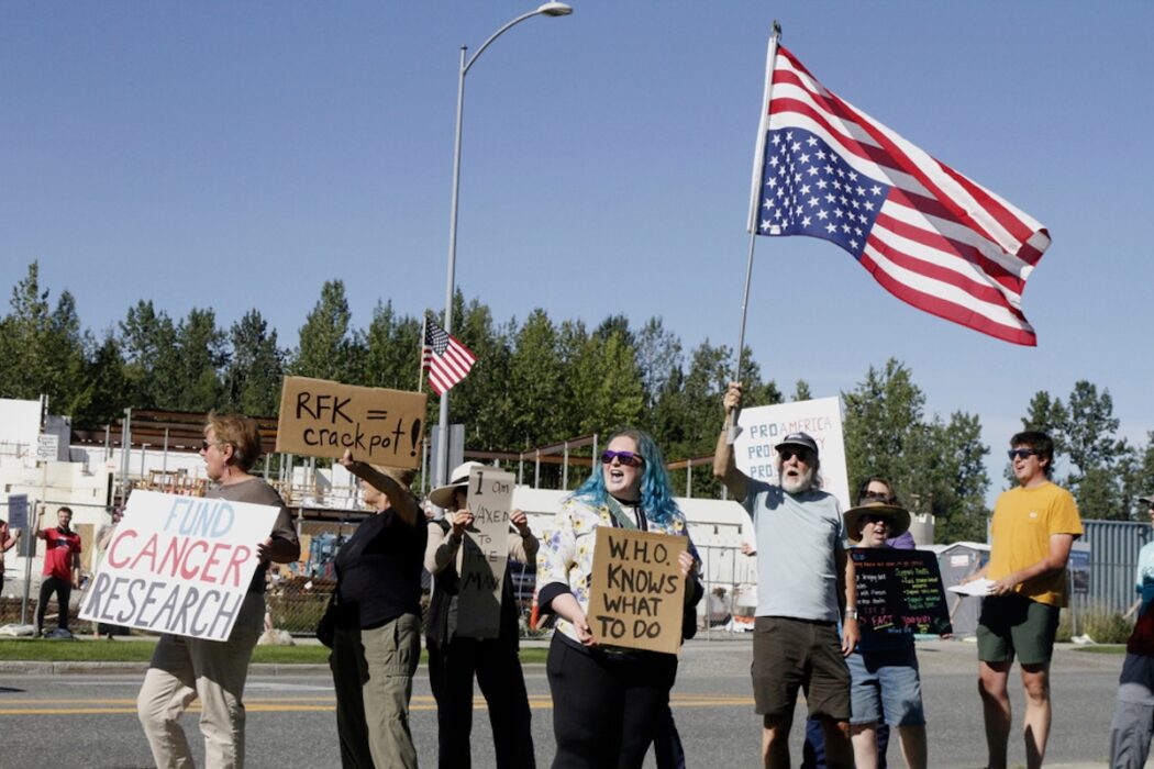 Demonstranter samlades utanför Alaska Native Tribal Health Consortium i Anchorage, Alaska, samtidigt som USA:s hälsominister Robert F.