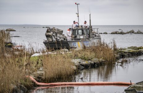 Kustbevakningen sanerar ett kustområde.