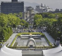 Minnesceremoni i Hiroshimas minnespark.