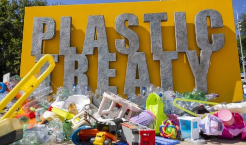 Plastföremål syns på Place des Nations framför FN:s europeiska huvudkontor i Genève, Schweiz, måndagen den 4 augusti 2025, inför den andra delen av den femte sessionen i den mellanstatliga förhandlingskommittén om plastföroreningar (INC-5.2).