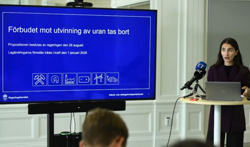 Klimat- och miljöminister Romina Pourmokhtari (L) i samband med en pressträff.