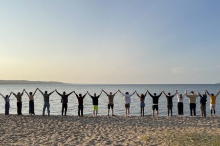 mänsklig kedja framför Vättern