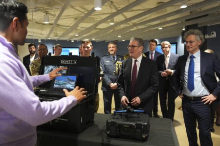 Storbritanniens premiärminister Keir Starmer får en rundvandring hos företaget Panatirs högkvarter.