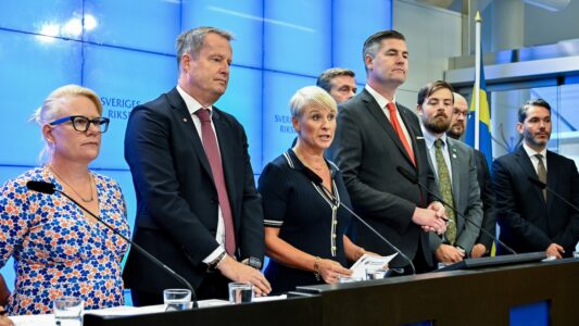 Pensionsgruppen håller presskonferens.