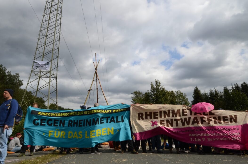 Demonstranter från alliansen Rheinmetall Entwaffnen.