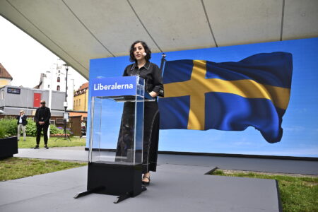 Simona Mohamsson håller tal i Almedalen.