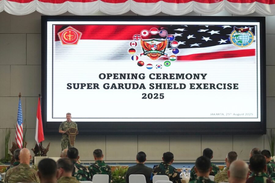 Amiral Samuel Paparo, chef för det amerikanska Indo-Pacific command, inviger Super Garuda shield 2025, den årliga militärövningen mellan USA, Indonesien och flera andra länder.