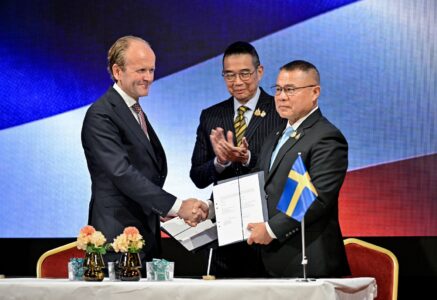 Mikael Granholm, generaldirektör för Försvarets materielverk, skakar hand med chefen för Thailands flygvapen, Punpakdee Pattanakul, framför Thailands utrikesminister Maris Sangiampongsa.