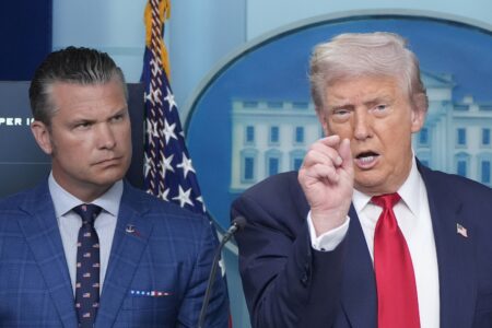 Donald Trump och Pete Hegseth.