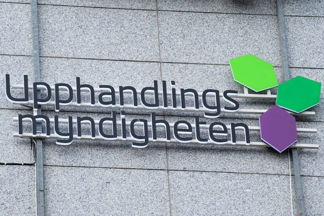 Experter och bisysslor ökar riskerna för korruption inom offentliga upphandlingar, visar en ny rapport från Konkurrensverket.