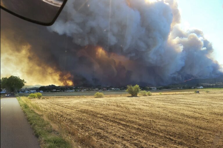 Brand med stort rökmoln.