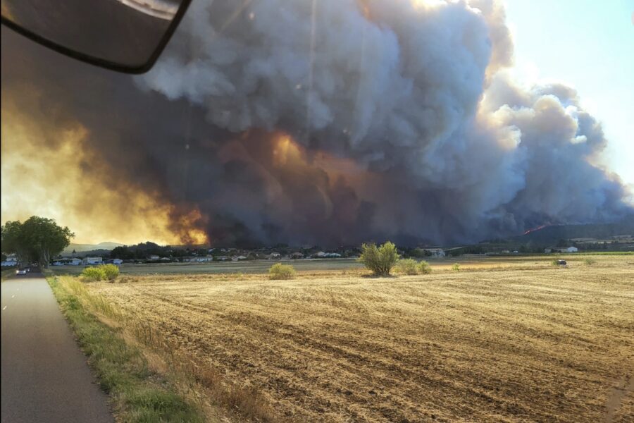 Brand med stort rökmoln.