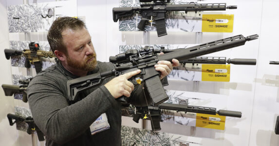 En man provar ett gevär.