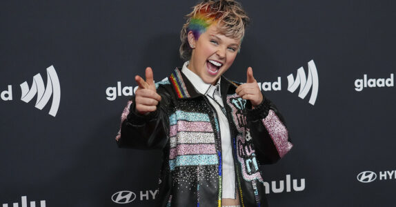 En ung kvinna med regnbågshår.