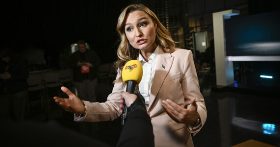 Ebba Busch talar i en mikrofon.