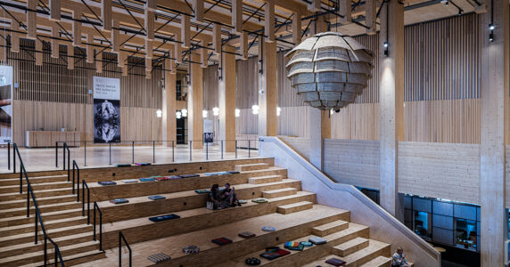 Insidan av ett kulturhus i trä.