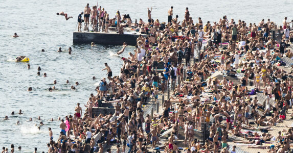 Trängsel på en badstrand.