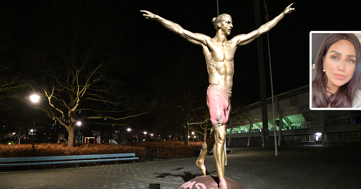 En staty på ett mörkt torg. Skribenten inklippt.