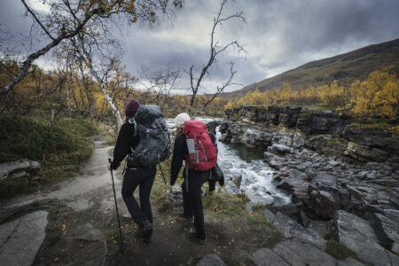 Fjällvandrande par.