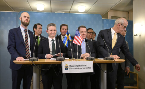 Civilförsvarsminister Carl-Oskar Bohlin (M) och försvarsminister Pål Jonson (M) samt Sam Graves och Rick Larsen från USA:s kongress vid en pressträff på försvarsdepartementet om Sveriges Natomedlemskap.