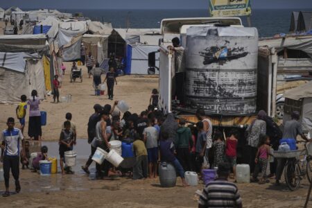 Gazabor köar för att hämta vatten från en tank.