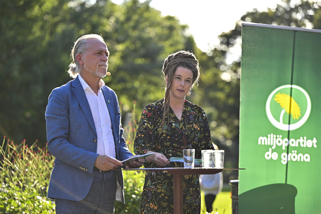Miljöpartiets språkrör Daniel Helldén och Amanda Lind sommartalar på Bleck i Lilla Blecktornsparken.
