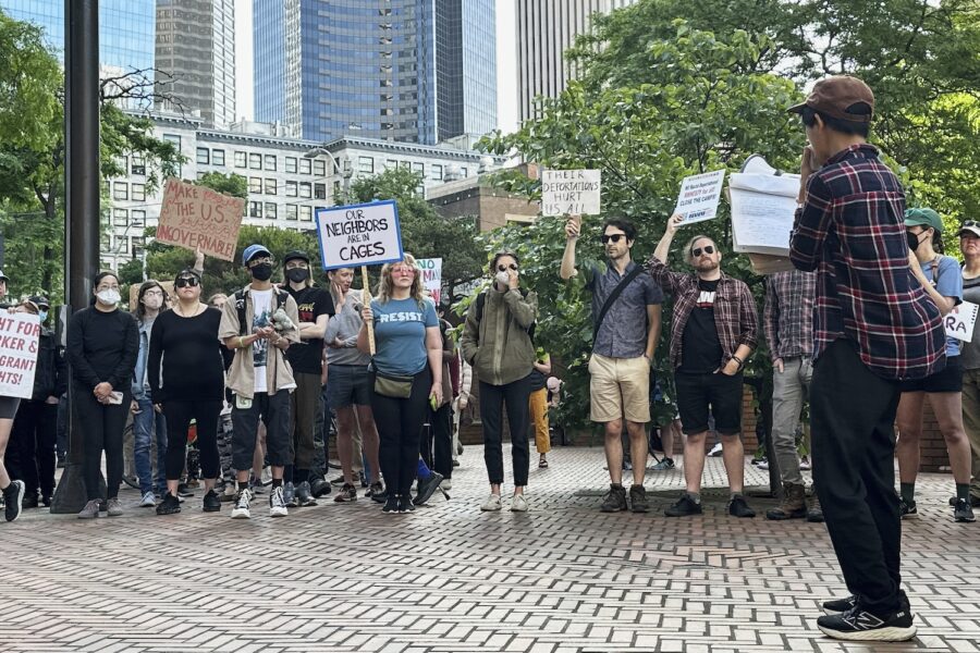 Demonstranter med skyltar mot deportationer.